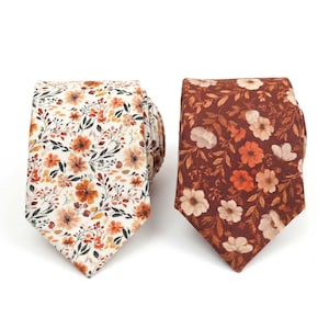 Cravatta in cotone color terracotta con stampa floreale, abbigliamento maschile color arancio ruggine, accessorio boho per matrimoni, stampa botanica, regalo per testimoni dello sposo.