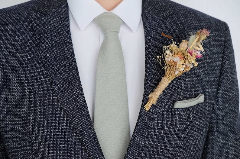 Salbeifarbene Farbvariante für Krawatten aus Leinen / Wählen Sie die Farbe Salbeigrün für Krawatte, Fliege, Hosenträger, Einstecktuch und Manschettenknöpfe Bild 6