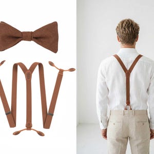 Può includere: Un set di papillon e bretelle marroni. Il papillon è di colore marrone pieno. Le bretelle sono marroni e hanno cinghie regolabili. Una persona indossa le bretelle con una camicia bianca e pantaloni beige.