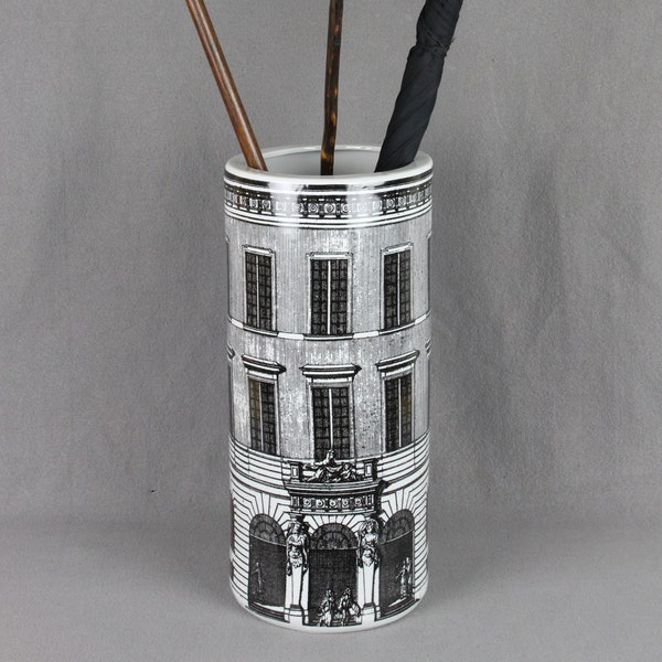 Grand support de parapluie en porcelaine de style Fornasetti ou vase design italien Hollywood Regency Mid Century Chic Modern Art