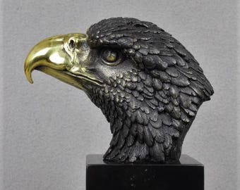 Majestuosa escultura de bronce Estatua de cabeza de águila sobre base de mármol Figura de ave de presa Animal Archibald Thorburn