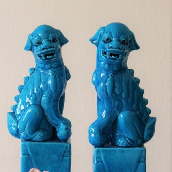 Vintage Pair Chinese Blue Porcelain Foo or Fu Dogs Temple Lion  Classic statue figure mid century figurines chic hollywood regency white