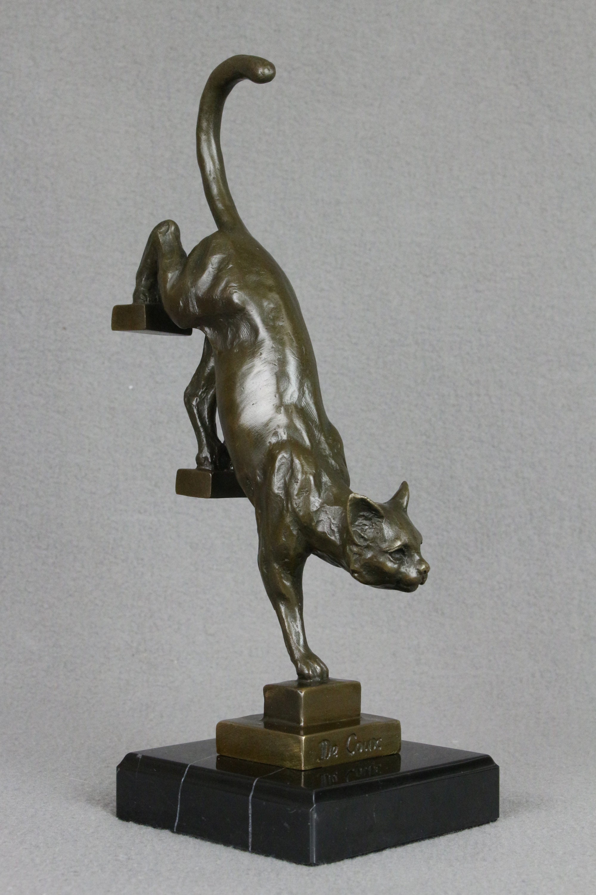 Une statue de bronze en hommage au chat préféré du quartier