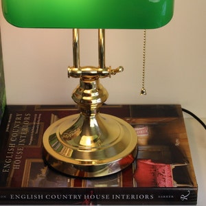 Lámpara de banqueros de latón macizo Art Deco Office Desktop Green Glass Shade Inglaterra biblioteca universidad clásica mantique tiffany Gift Idea Him Her imagen 2