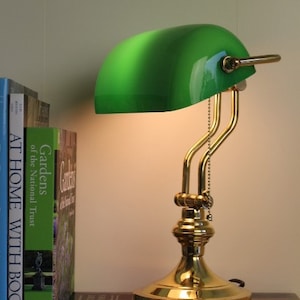 Lámpara de banqueros de latón macizo Art Deco Office Desktop Green Glass Shade Inglaterra biblioteca universidad clásica mantique tiffany Gift Idea Him Her imagen 3