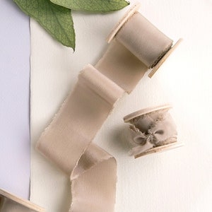Warm taupe zijden lint - Hand geverfd lint op houten spoel voor bruiloft decoratie en fotografie styling