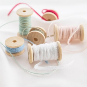 Cordoncino sfrangiato bianco 2mm, per inviti, partecipazioni, bomboniere, confezioni regalo