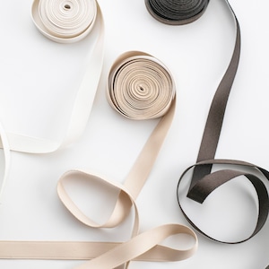 Ruban de satin terne Taupe Velouté, ruban pour invitations, étiquettes, faveurs, emballage cadeau / trois largeurs différentes
