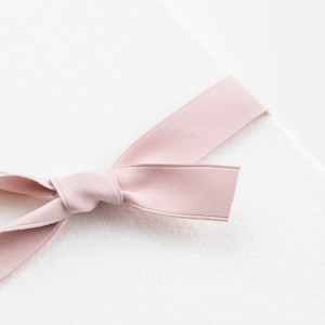 Ruban de satin terne velouté rose rougi, ruban pour invitations, étiquettes, faveurs, emballage cadeau / trois largeurs différentes
