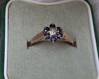 Zeer mooie vintage 9-karaats gouden ring met saffier en diamant uit de jaren 70 met schorsschouders