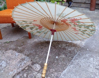 Beau grand parasol oriental en papier avec décoration de chrysanthèmes