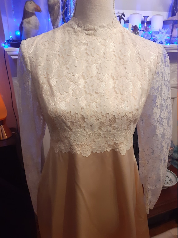 Beautiful 1970s original vintage satin and lace w… - image 1