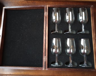 Set van 6 vintage Remy Martin-brillen in originele houten kist met merklogo