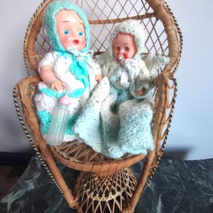 Lieve kleine vintage babypoppen en poppenstoel, samen of apart verkrijgbaar afbeelding 2