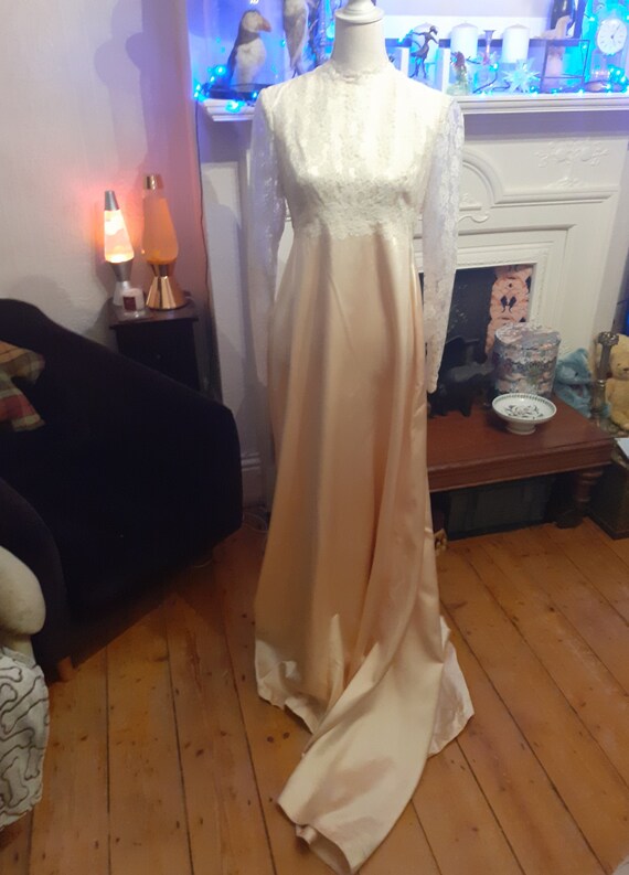 Beautiful 1970s original vintage satin and lace w… - image 3