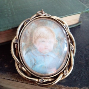 Adorable antique pendant / brooch with hand painted miniature portrait