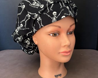 Pode incluir: Um gorro de trabalho preto com um padrão de esqueleto branco. O gorro é feito de um tecido macio e confortável e é perfeito para enfermeiras, médicos e outros profissionais de saúde.