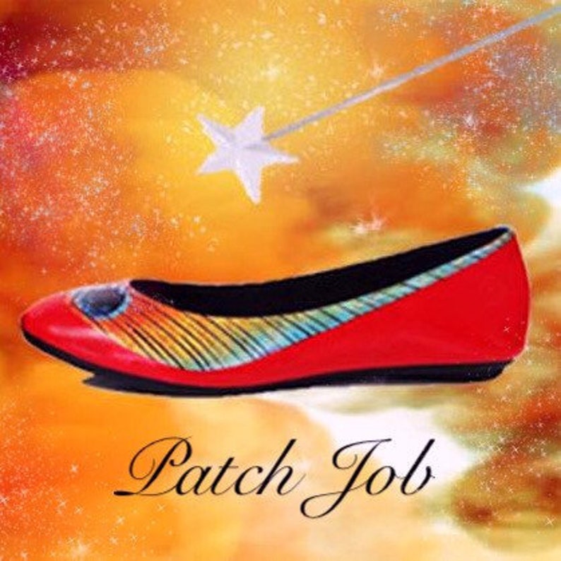 Puede incluir: Un zapato plano rojo con un dise&ntilde;o de pluma de pavo real en la punta, que presenta rayas azules, verdes y doradas. El zapato tiene un forro interior negro y una suela negra. El texto Patch Job aparece escrito en negro bajo el zapato.