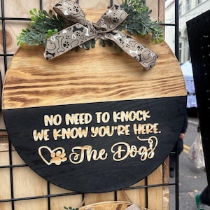 No es necesario tocar, sabemos que estás aquí. El letrero de bienvenida de Dogs Circle. Todo grabado.