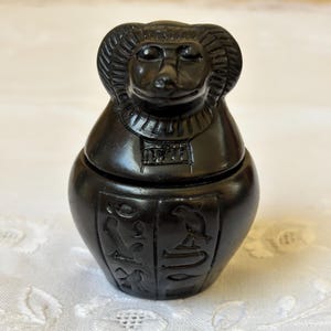 Antiguo Egipto, carnero negro, creador del dios de la fertilidad, pequeño adorno de arcilla.