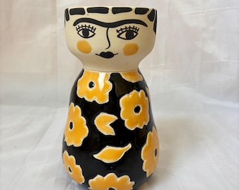 Vaso boho in ceramica fatto a mano con statuetta femminile.