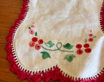 Tapete decorativo vintage de los años 70 con bordado de amapolas rojas.