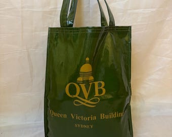 Sac cabas vintage Harrods vert, en PVC, à poignée supérieure, souvenir du bâtiment Queen Victoria de Sydney (QVB), années 90.