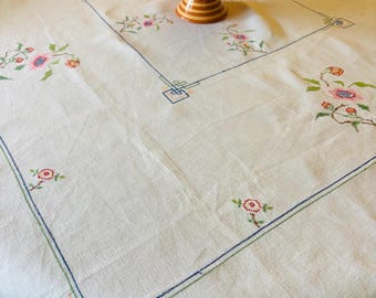 Mantel cuadrado grande de lino estilo bohemio con bordado floral y punto de cruz, de 111 cm x 107 cm.