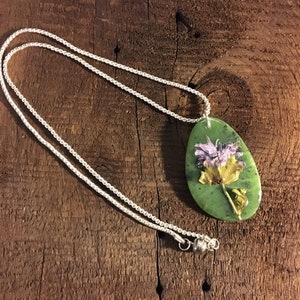 Flower pendant necklace