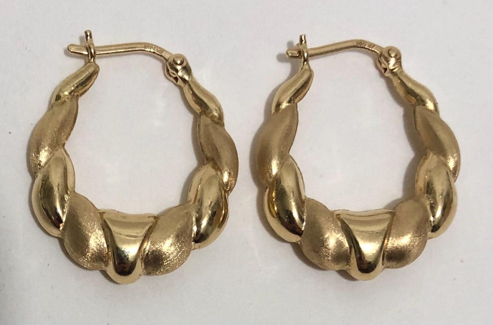 Vintage 14K Gold Hoop Earrings 7/8” by 5/8” 2.38g pierced scallop design hollow hoops shiny smooth textured 2 tone  finish 585 yellow gold