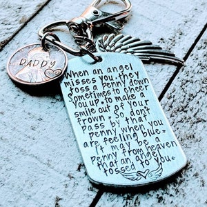 Targhetta per cani con ali d&#39;angelo timbrata a mano e penny - Gioielli commemorativi personalizzati - Ciondolo con poesia fatto a mano - Penny personalizzato per l&#39;anno di nascita - Guardian
