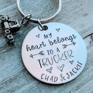 Mein Herz gehört einem Trucker Handgestempelter Schmuck - Personalisierter Anhänger - Benutzerdefiniertes Trucker Geschenk - Einzigartige LKW-Frau Freundin