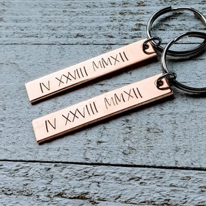 Juego de llaveros de bronce estampados a mano para el octavo aniversario, números romanos, regalo personalizado para hombre, aniversario de bodas tradicional,