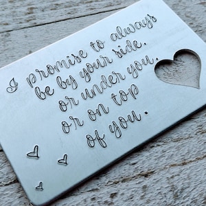 Portafoglio con promessa civettuola timbrato a mano per lui - Messaggio personalizzabile - Regalo in alluminio fatto a mano - Regalo personalizzato per San Valentino