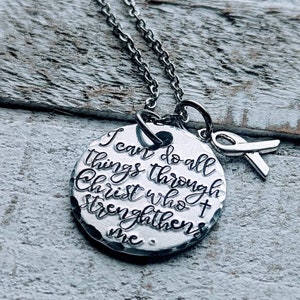 Inspirierendes handgestempeltes christliches Geschenk mit Philipper 4 13, Band- oder Kreuzanhänger inklusive, einzigartige Unvollkommenheiten fügen Charme hinzu