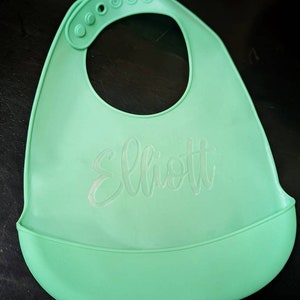 Babero de silicona personalizado con nombre grabado para bebé / Ajustable y lavable / Regalo perfecto para mamá primeriza / Elemento esencial para guardería / Varios colores