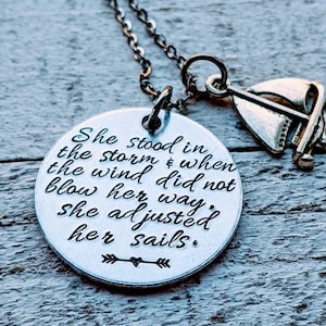 Passen Sie Ihre Segel Halskette mit Segelboot Anhänger, Hand gestempelt Inspiration Zitat Schmuck, Geschenk für Tochter, einzigartige Aluminium Halskette