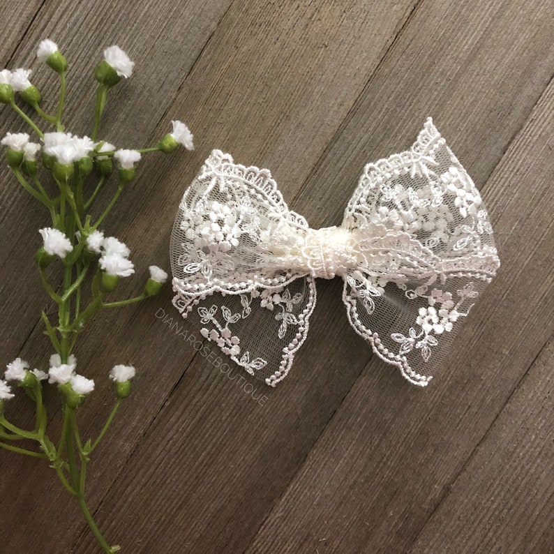 FLOWER GIRL White lace bow, lace baby headband, baby accessory, baby shower gift image 3
