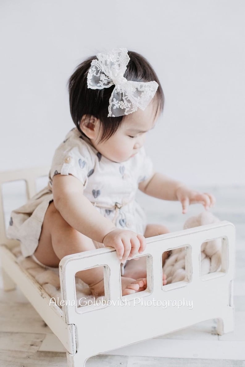 FLOWER GIRL Noeud en dentelle blanche, bandeau bébé en dentelle, accessoire bébé, cadeau baby shower image 1