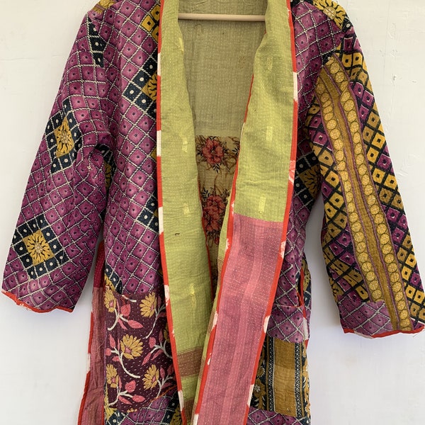 Veste Kantha vintage à coutures fines, réversible, veste The Ladhiya, vêtements bohèmes, manteau d'hiver, kimono, poncho, chemise de nuit, peignoir de bain New31