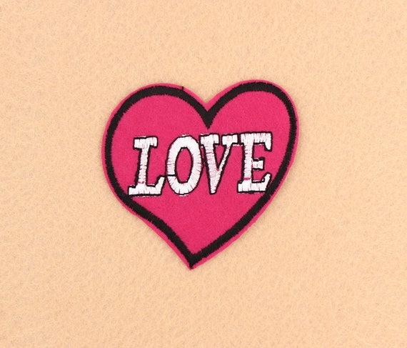 Amor y paz en Parche de hierro en apliques de corazón