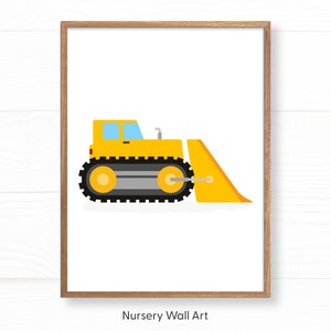 Puede incluir: Un bulldozer amarillo con una oruga negra y una pala amarilla. El bulldozer est&aacute; sobre un fondo blanco.