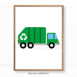 Puede incluir: Un cami&oacute;n verde de reciclaje con un s&iacute;mbolo de reciclaje en el lateral. El cami&oacute;n tiene un parabrisas azul y faros amarillos. El cami&oacute;n est&aacute; sobre un fondo blanco.