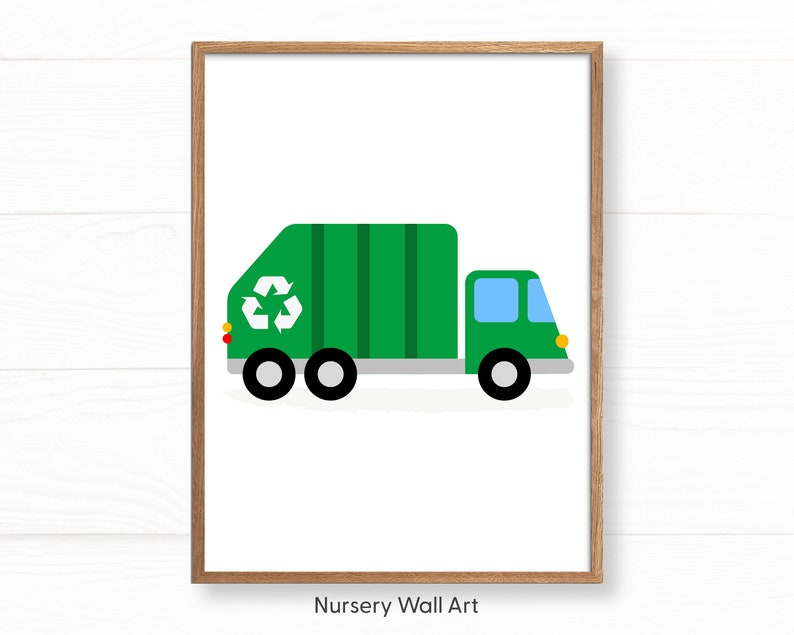 Puede incluir: Un cami&oacute;n verde de reciclaje con un s&iacute;mbolo de reciclaje en el lateral. El cami&oacute;n tiene un parabrisas azul y faros amarillos. El cami&oacute;n est&aacute; sobre un fondo blanco.