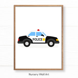 Puede incluir: Un coche de polic&iacute;a de dibujos animados en blanco y negro con un parabrisas azul, una luz roja en la parte superior y la palabra "POLICE" en el lateral. El coche est&aacute; sobre un fondo blanco.