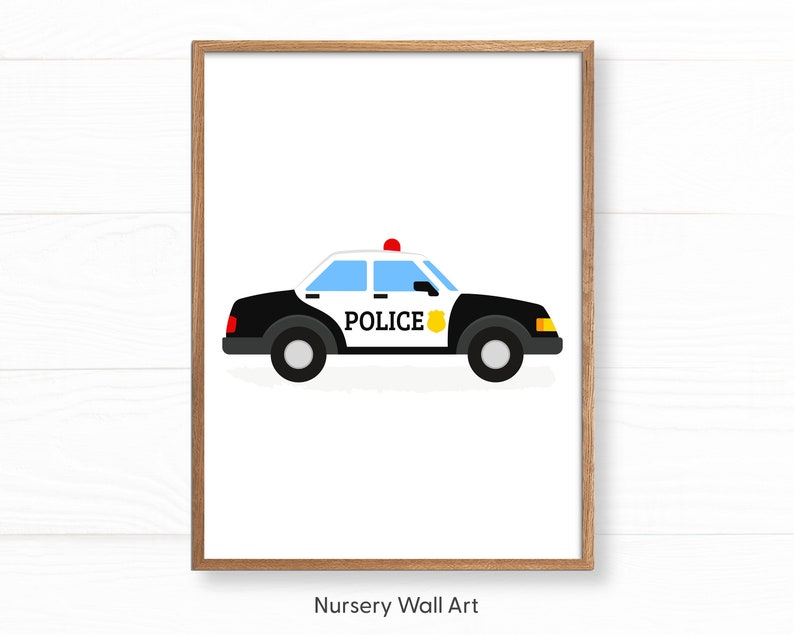 Puede incluir: Un coche de polic&iacute;a de dibujos animados en blanco y negro con un parabrisas azul, una luz roja en la parte superior y la palabra "POLICE" en el lateral. El coche est&aacute; sobre un fondo blanco.