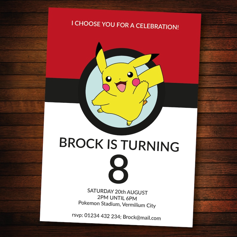 Peut inclure: Une invitation d'anniversaire rouge, noire et blanche avec un personnage de Pikachu en dessin anim&eacute;. L'invitation indique "Je te choisis pour une c&eacute;l&eacute;bration !" et "Brock a 8 ans". L'invitation comprend la date, l'heure et le lieu de la f&ecirc;te.