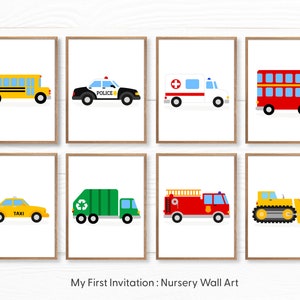 Puede incluir: Conjunto de ocho impresiones de arte de pared para guarder&iacute;a imprimibles que presentan varios veh&iacute;culos, incluyendo un autob&uacute;s escolar, un coche de polic&iacute;a, una ambulancia, un autob&uacute;s de dos pisos, un taxi, un cami&oacute;n de basura, un cami&oacute;n de bomberos y una excavadora.