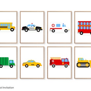 Puede incluir: Conjunto de ocho impresiones de arte de pared imprimibles que presentan diferentes veh&iacute;culos, incluyendo un autob&uacute;s escolar, un coche de polic&iacute;a, una ambulancia, un autob&uacute;s de dos pisos, un cami&oacute;n de basura, un taxi, un cami&oacute;n de bomberos y una excavadora.