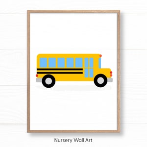 Puede incluir: Un autob&uacute;s escolar amarillo con rayas negras y ventanas azules. El autob&uacute;s tiene luces rojas en la parte trasera y ruedas negras. Esta es una impresi&oacute;n de arte de pared para la guarder&iacute;a.